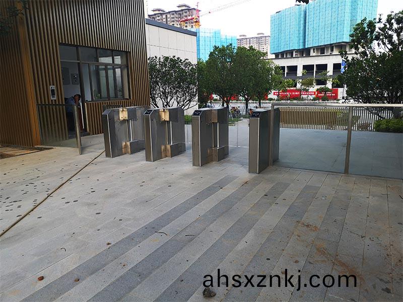 智能(neng)人行通(tong)道閘係(xi)統(tong)