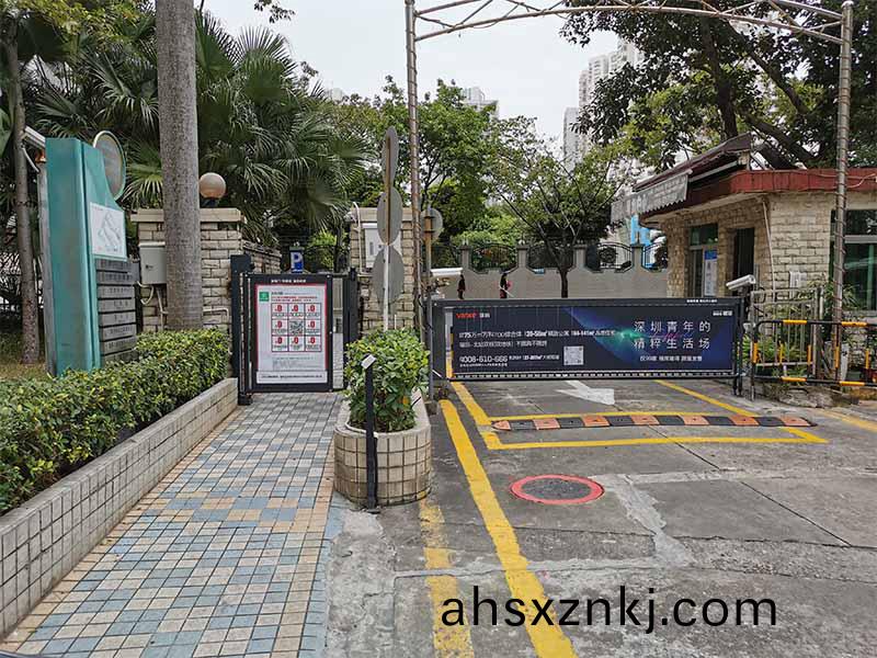 高(gao)清車牌(pai)識(shi)彆(bie)係(xi)統廣(guang)告(gao)道(dao)閘