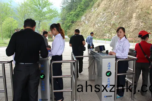 那麼(me)景(jing)區通道(dao)閘如(ru)何(he)選(xuan)擇(ze)？景區通(tong)道(dao)閘選擇要註意(yi)哪些(xie)問題(ti)？